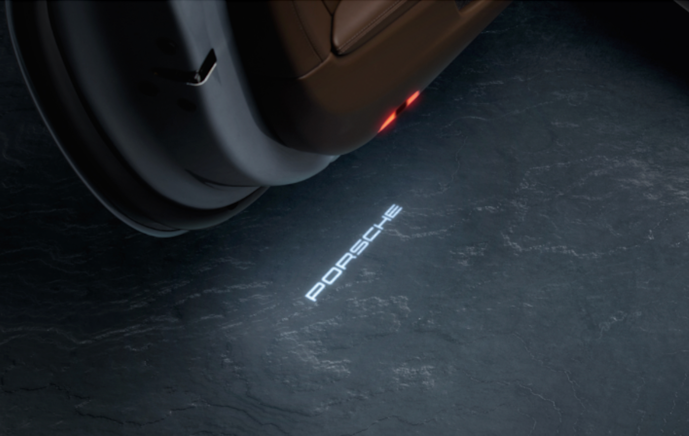 Proiettori per porte a LED con scritta "PORSCHE"